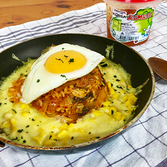 Kimchi fried rice (김치볶음밥)
